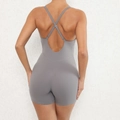 Détail d'un body de yoga gris avec bretelles croisées et design dos ouvert en tissu gris - Gris foncé
