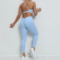 Ensemble de yoga bleu clair avec brassière dos croisé et legging taille haute sur modèle - Bleu clair