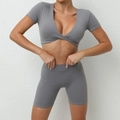 Zweiteiliges Yoga-Set für Damen mit V-Ausschnitt Crop Top und dunkelgrauer Radlerhose - Dunkelgrau