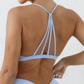 Soutien-gorge de sport bleu clair avec un design dos en Y multi-sangles pour le fitness - L / Bleu ciel