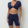 Dunkelblaues Yoga-Set mit V-Ausschnitt, Twist-Front-Crop-Top und High-Waist-Sportshorts - Marineblau