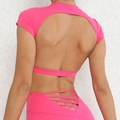 Set yoga rosa acceso con maglia aperta sulla schiena e leggings sportivi a vita alta - S / Rosa Rosso