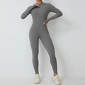 Détail du body de yoga gris à manches longues avec col montant et demi-fermeture éclair - Gris foncé
