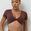 Top corto marrón chocolate con nudo frontal y cuello en V para yoga y fitness - Café