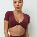 Top corto de yoga color burdeos oscuro con cuello en V y detalle de nudo - Burdeos