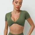 Top corto de yoga verde militar de corte ajustado con cuello en V y nudo delantero - Verde Militar