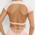 Set yoga rosa chiaro con maglia a schiena scoperta e leggings a vita alta incrociati - rosa pesca