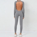 Detailopname van een open rug yoga bodysuit met ademend ontwerp in donkergrijze kleur - S / donkergrijs