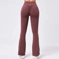 Pantalon de yoga évasé marron à taille haute avec fessier froncé vue de l'arrière - Café