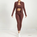Completo yoga marrone scuro tre pezzi con giacca zip, crop top e leggings a vita alta - L / caffè