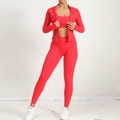 Set yoga tre pezzi rosso acceso con giacca zip, reggiseno sportivo e leggings a vita alta - M / Rosso