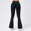 Détail de la couture froncée effet push-up sur le pantalon de yoga évasé noir - Noir