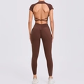 Détail de l'ensemble de yoga marron avec haut dos croisé et legging à effet push-up - S / café