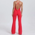 Détail d'une combinaison de yoga rouge avec bretelles croisées et effet push-up fessier - Rouge