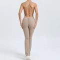 Tuta da yoga beige con schiena scoperta, spalline e dettaglio scrunch butt - S / Marrone argilla