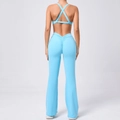 Hellblaues Yoga-Set mit High-Waist-Schlaghose und Sport-BH mit überkreuzten Trägern - S / Himmelblau