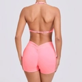 Set fitness rosa con pantaloncini a vita alta arricciati e top allacciato al collo - S / Pesca Selvatica