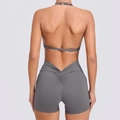 Set yoga grigio scuro due pezzi con top vogatore e pantaloncini a vita alta arricciati - S / grigio scuro