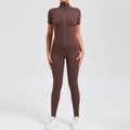 Donkerbruine yoga jumpsuit met korte mouwen, ritssluiting aan de voorkant en strakke pasvorm - S / koffiekleur