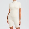 Body da yoga beige a maniche corte con zip a collo alto e design sportivo attillato - S / Beige