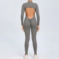Tuta da yoga grigio scuro a maniche lunghe con schiena scoperta e design push-up - S / grigio scuro