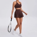 Ensemble sport marron pour femme avec brassière dos nu et jupe de tennis plissée - S / café
