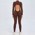 Combinaison de yoga marron foncé à manches longues avec dos nu et détails froncés - Café