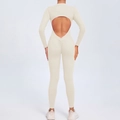 Combinaison de yoga crème à manches longues avec dos nu et effet froncé aux fesses - Beige