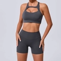 Set da yoga grigio scuro con reggiseno incrociato e pantaloncini a vita alta - S / grigio scuro