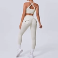 Ensemble de yoga blanc cassé deux pièces avec brassière croisée et legging push-up à poches - Ivoire