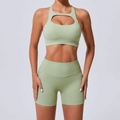 Set da yoga verde avocado con reggiseno sportivo incrociato e pantaloncini a vita alta - S / Verde Avocado