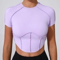 Lavendelfarbenes, enges Yoga-Crop-Top mit sichtbaren Nähten und Korsett-Silhouette - S / Lavendel