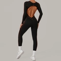 Achteraanzicht van de zwart-oranje yoga jumpsuit met lange mouwen en open rug voor fitness - S / Zwart en Oranje