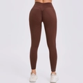 Detailoverzicht van de high waisted scrunch butt yoga legging in donker koffiebruin - koffiekleur