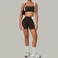 Tweeledige yogaset voor dames met donkerbruine en witte sportbeha en korte broek - S / Donkerbruin