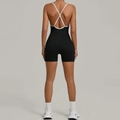 Nauwsluitende bodysuit in zwart-wit contrast met gekruiste bandjes en yoga-shorts - S / Zwart
