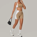 Dames yoga set met open rug en kaki witte patchwork korte sportbroek met hoge taille - S / Kleibruin