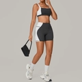 Dames tweedelige yogaset met zwart-wit kleurblok sportbeha en nauwsluitende korte sportbroek met hoge taille - S / Houtskoolgrijs