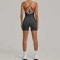 Donkergrijze yoga romper met gekruiste witte bandjes en een strakke pasvorm - S / Houtskoolgrijs