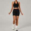Zwarte yoga set voor dames met een halter sportbeha en een korte broek met hoge taille - S / Zwart