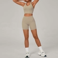 Dames yoga set in licht khaki met halter sporttop en hoge taille biker shorts, elastisch - S / Vlaskleur