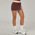 Dames sport skort in donkerbruin met witte contrast biezen en een zijdelingse split - S / koffiekleur