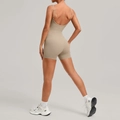Rückansicht eines khakifarbenen rückenfreien Yoga-Bodysuits mit Trägern und enger Passform - S / Flachsfarben