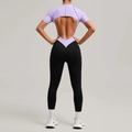 Mono deportivo para mujer en lila y negro con cuello alto y elegante diseño de espalda abierta - S / Lavanda