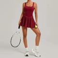 Eng anliegendes, rückenfreies weinrotes Tenniskleid mit Faltenrock für Sport - S / Burgunderrot