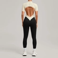 Mono deportivo para mujer con espalda abierta en beige y negro y corte de cintura en V - S / Beige