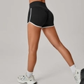 Pantaloncini da yoga neri a vita alta con bordo bianco a contrasto ed effetto push-up glutei - S / Nero