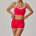 Rotes Sport-Set mit weißen Kontrastnähten aus Crop-Top und High-Waist-Shorts - Rot