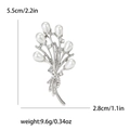 Spilla a bouquet in argento con eleganti perle a goccia bianche e strass lucidi, altezza 5,5cm - Argento