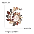 Elegante broche de corona dorada con perla rosa e incrustaciones de cristales - café